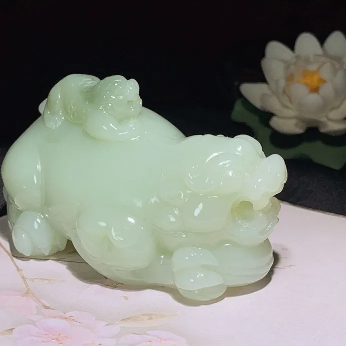 新疆且末料携子上朝貔貅摆件！尺寸117.8/56.6/54.3重457.2克，玉质细腻油润 底色纯净 脂粉好，品质好！lt250621