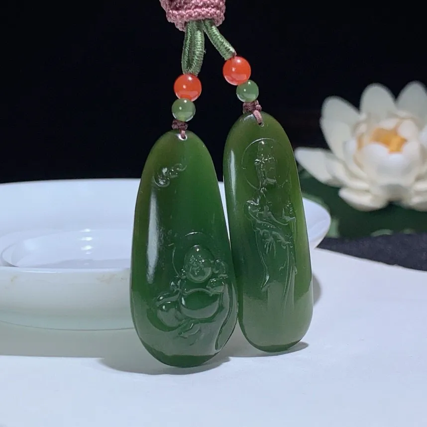 一对和田玉菠菜绿俄罗斯碧玉观音佛挂件！尺寸46/20.4/10.7重24.3克，玉质细腻油润 底色纯