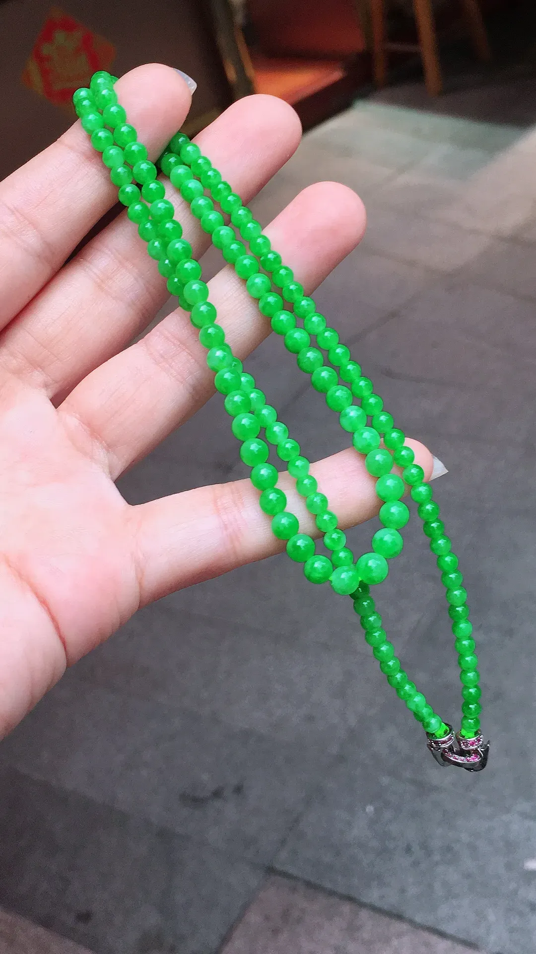 阳绿珠子项链，色泽均匀艳丽，玉质细腻，荧光感超
强，饱满圆润，气质满满。