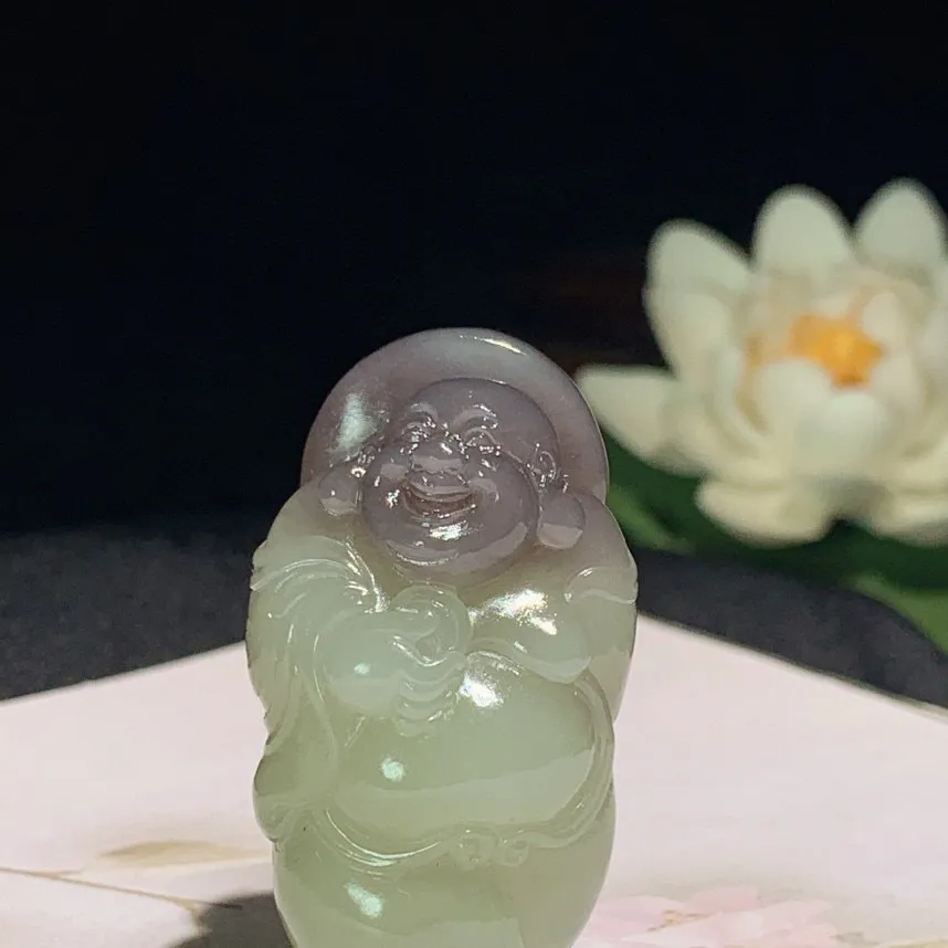 和田玉晴水加紫罗兰佛引福来挂件！尺寸46.3/24.8/19.2重30.1克，玉质细腻油润 底色纯净 脂粉好，品质好！lt250621