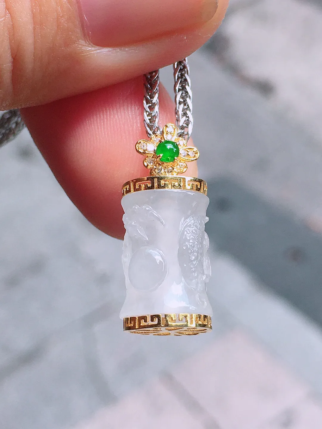 冰种龙柱吊坠，玉质细腻，荧光感超
强，饱满圆润，气质满满。18k
金豪华镶嵌