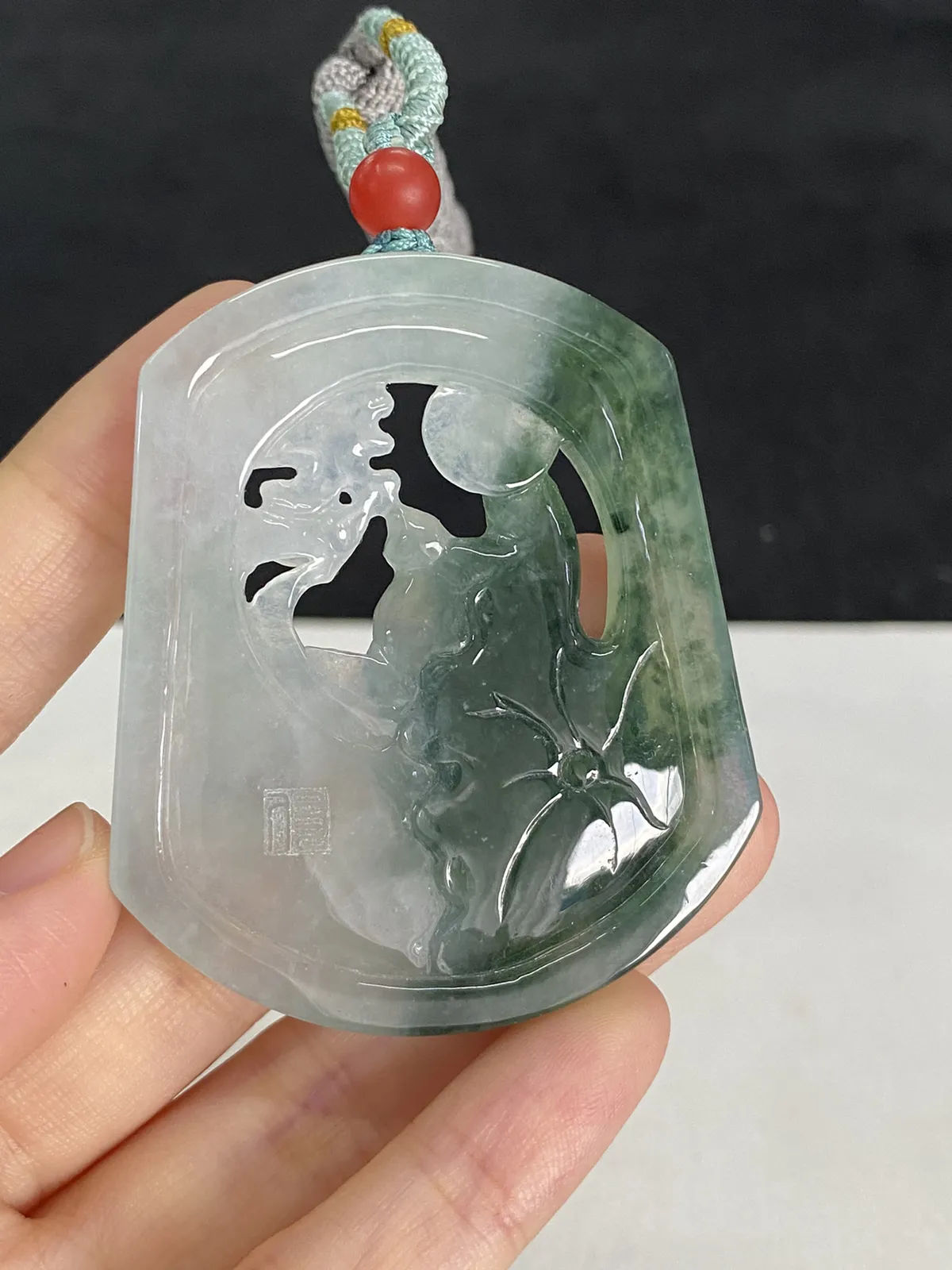 翡翠冰糯种绿色山水牌，配珠未测