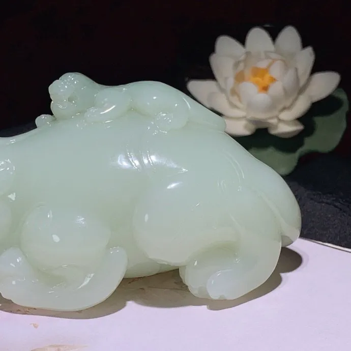 新疆且末料携子上朝貔貅摆件！尺寸117.8/56.6/54.3重457.2克，玉质细腻油润 底色纯净 脂粉好，品质好！lt250621
