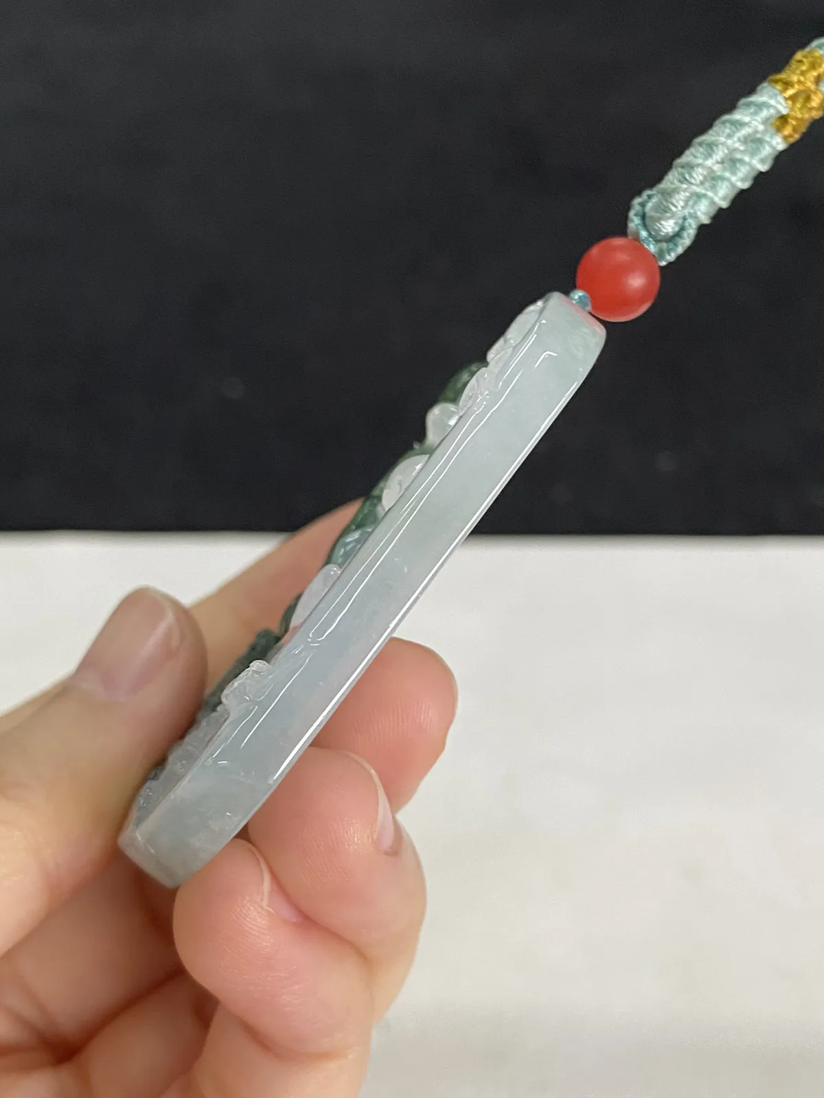 翡翠冰糯种绿色山水牌，配珠未测