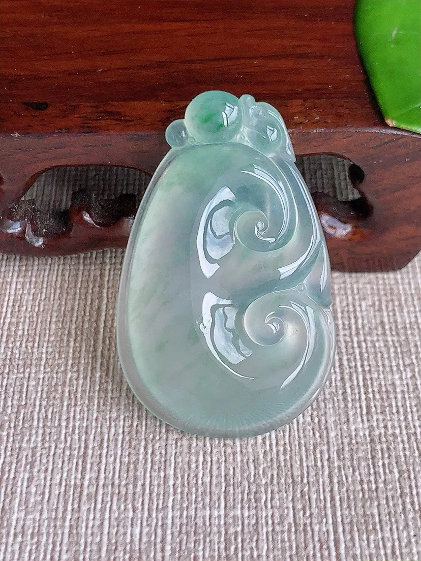 a货翡翠老坑冰种晴水如意吊坠 尺寸40.2×25.4×5.7mm 重量10.24g 0621