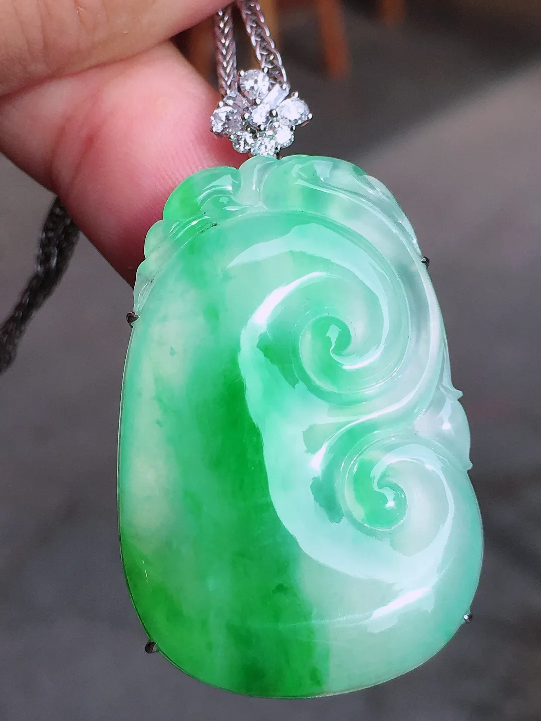 飘绿如意吊坠，色泽艳丽，玉质细腻，荧光感超
强，饱满圆润，气质满满。18k
金豪华镶嵌