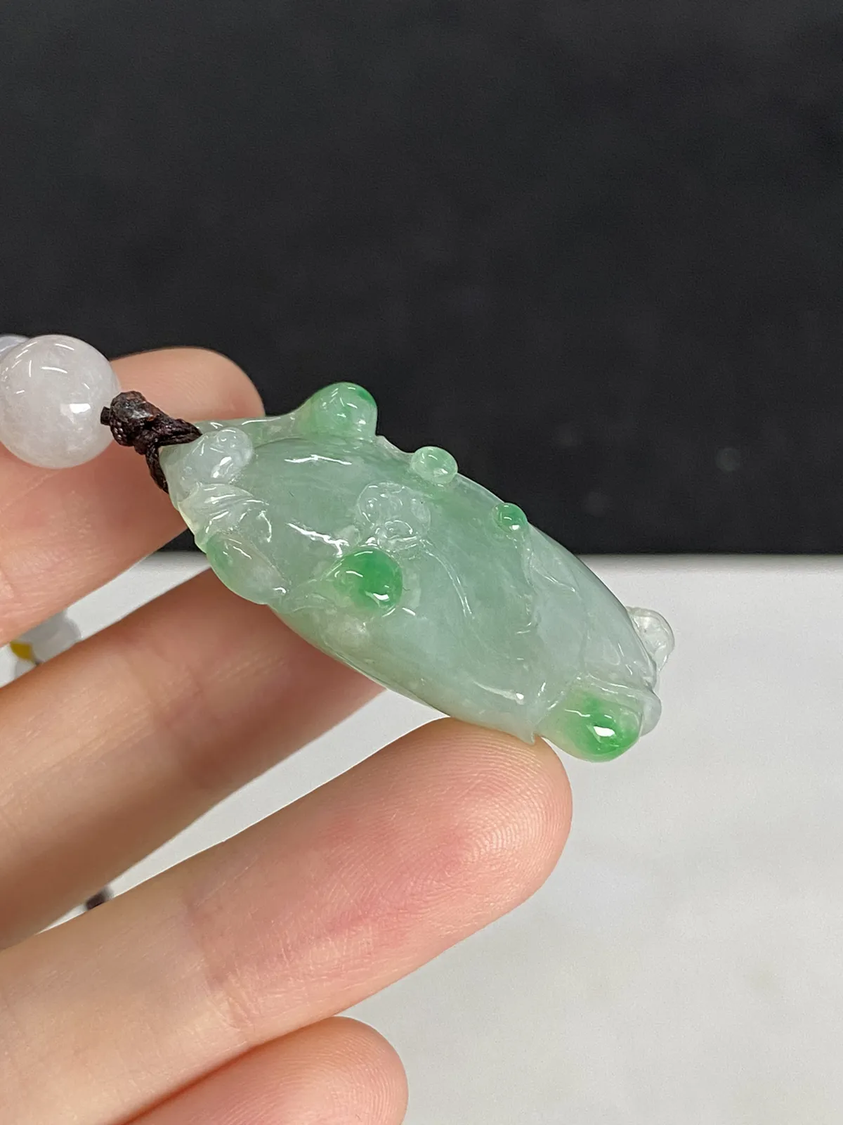 翡翠冰糯种飘绿吊坠，配珠未测