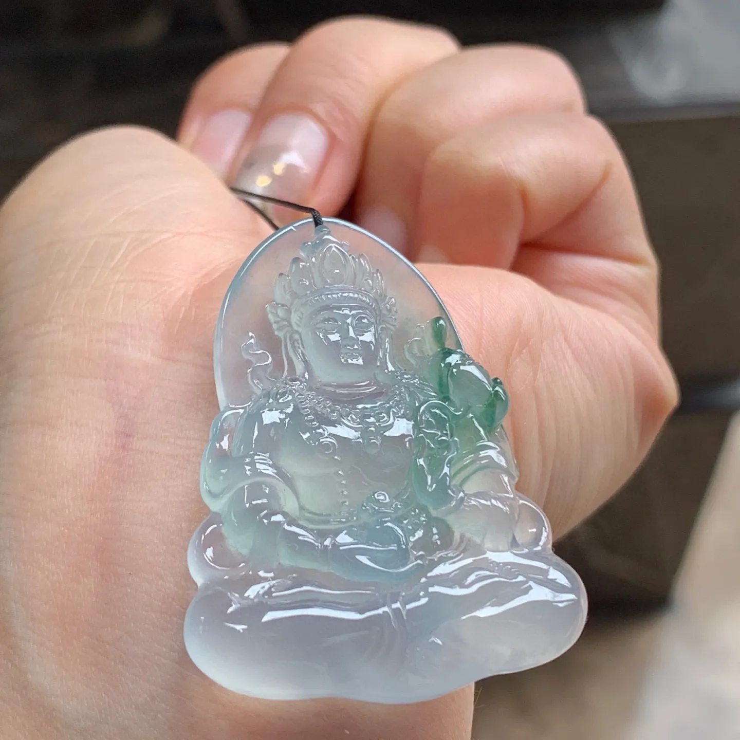 冰种飘绿牌子 佩戴大气，雕工精细