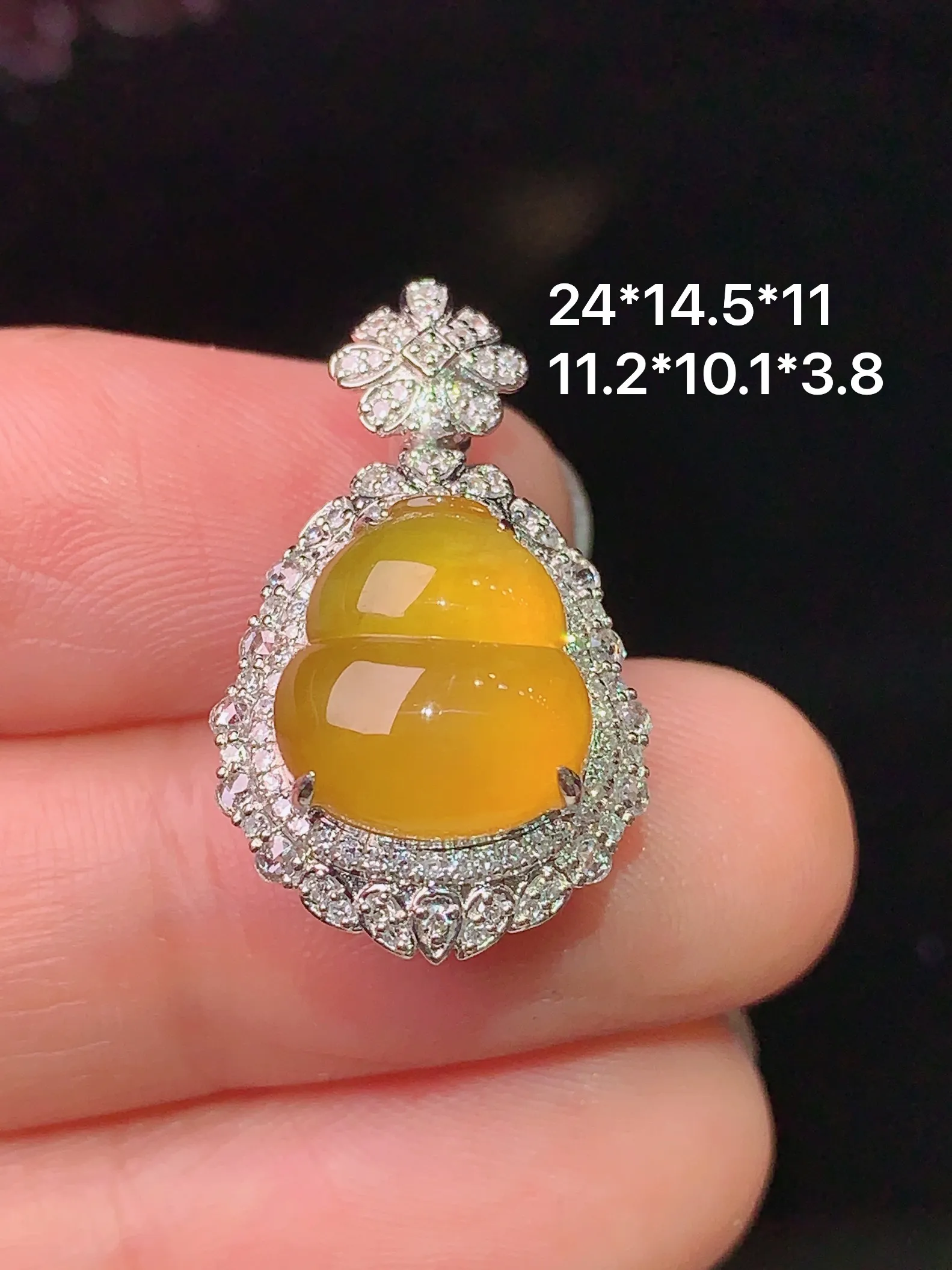 18k金钻镶嵌黄翡葫芦吊坠 玉质细腻 水润亮眼  整体尺寸24*14.5*11
