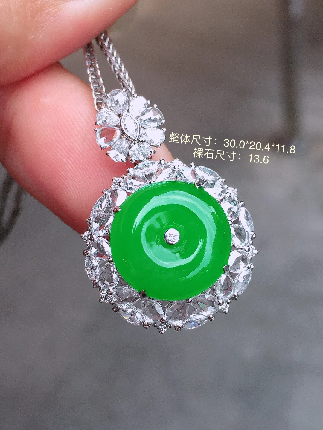阳绿平安扣吊坠，色泽均匀艳丽，玉质细腻，荧光感超
强，饱满圆润，气质满满。18k
金豪华镶嵌