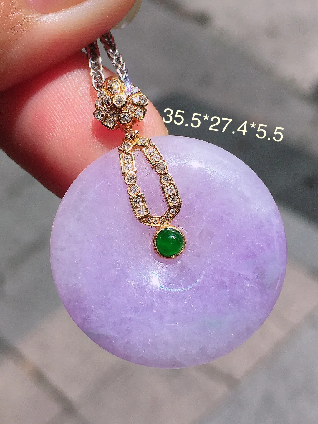 紫罗兰平安扣吊坠，色泽均匀艳丽，玉质细腻，荧光感超
强，饱满圆润，气质满满。18k
金豪华镶嵌