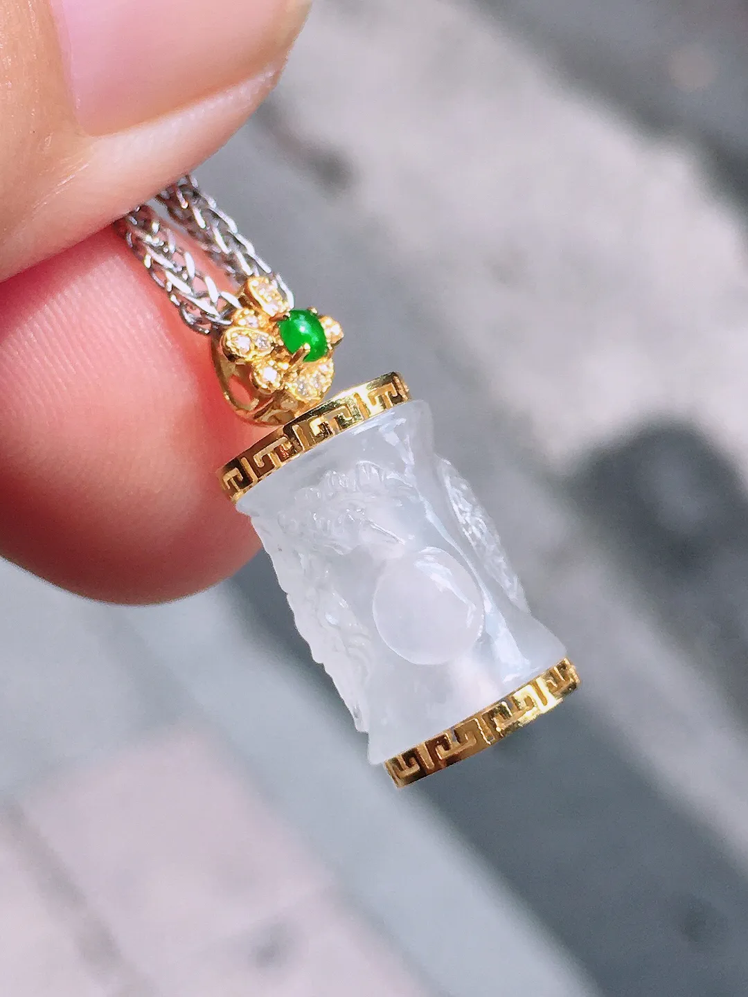 冰种龙柱吊坠，玉质细腻，荧光感超
强，饱满圆润，气质满满。18k
金豪华镶嵌