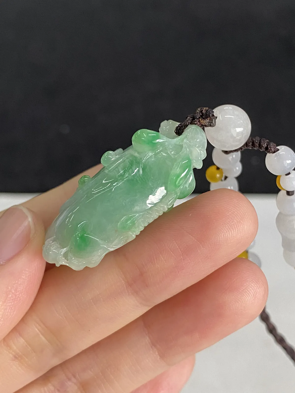 翡翠冰糯种飘绿吊坠，配珠未测