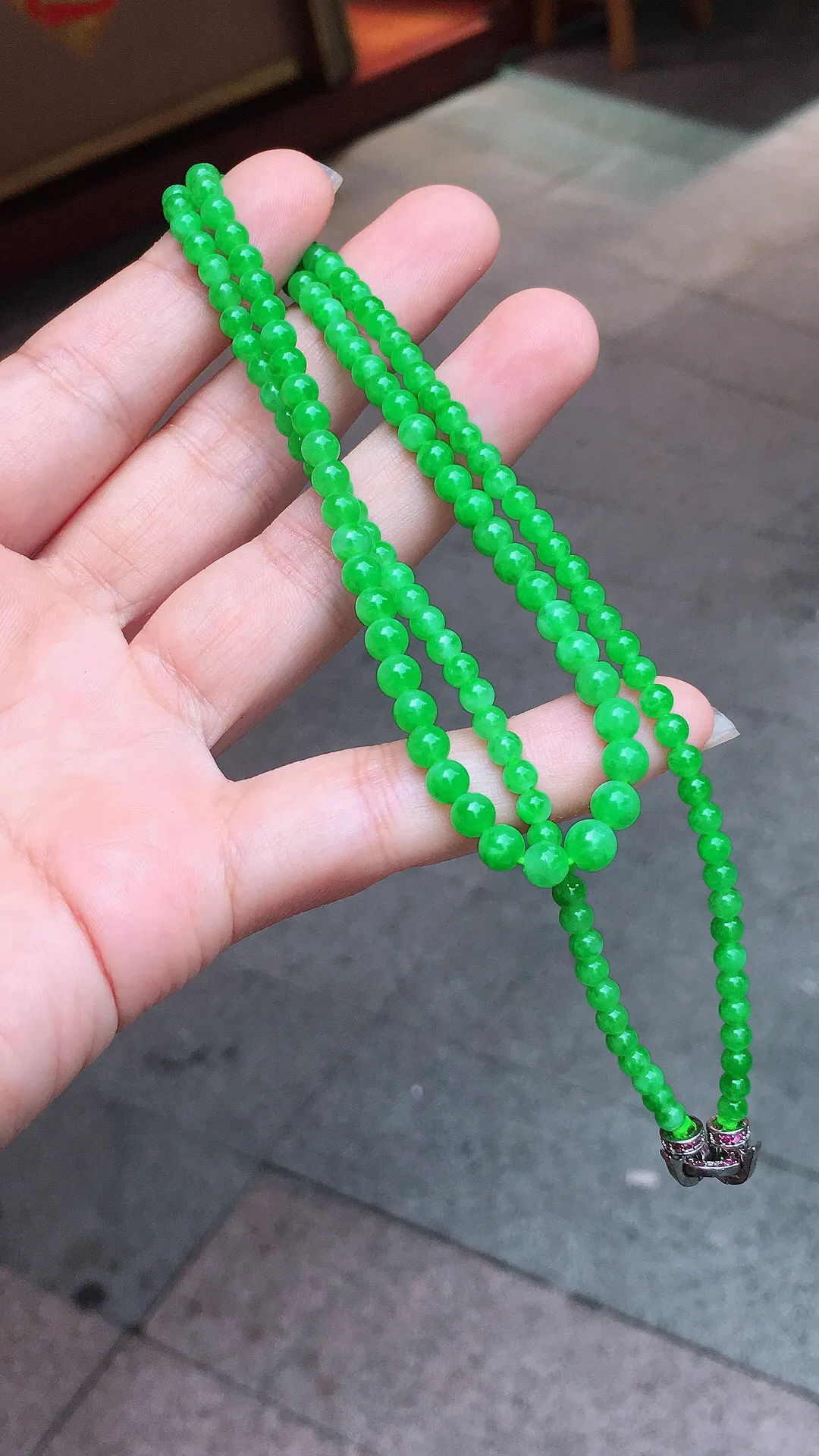 阳绿珠子项链，色泽均匀艳丽，玉质细腻，荧光感超
强，饱满圆润，气质满满。