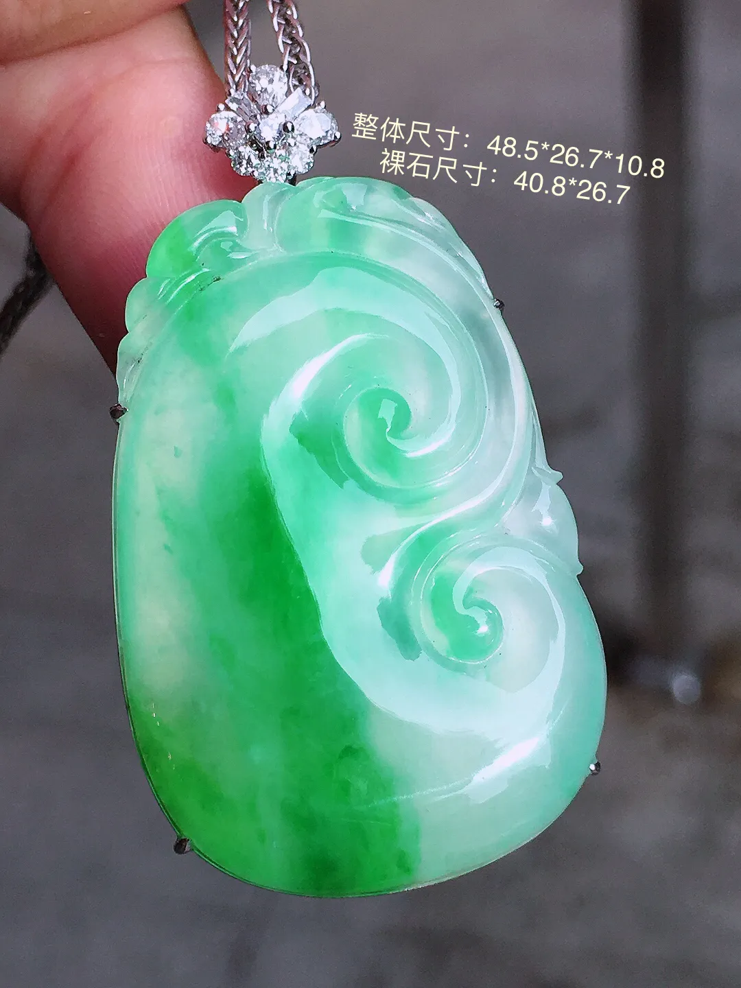 飘绿如意吊坠，色泽艳丽，玉质细腻，荧光感超
强，饱满圆润，气质满满。18k
金豪华镶嵌