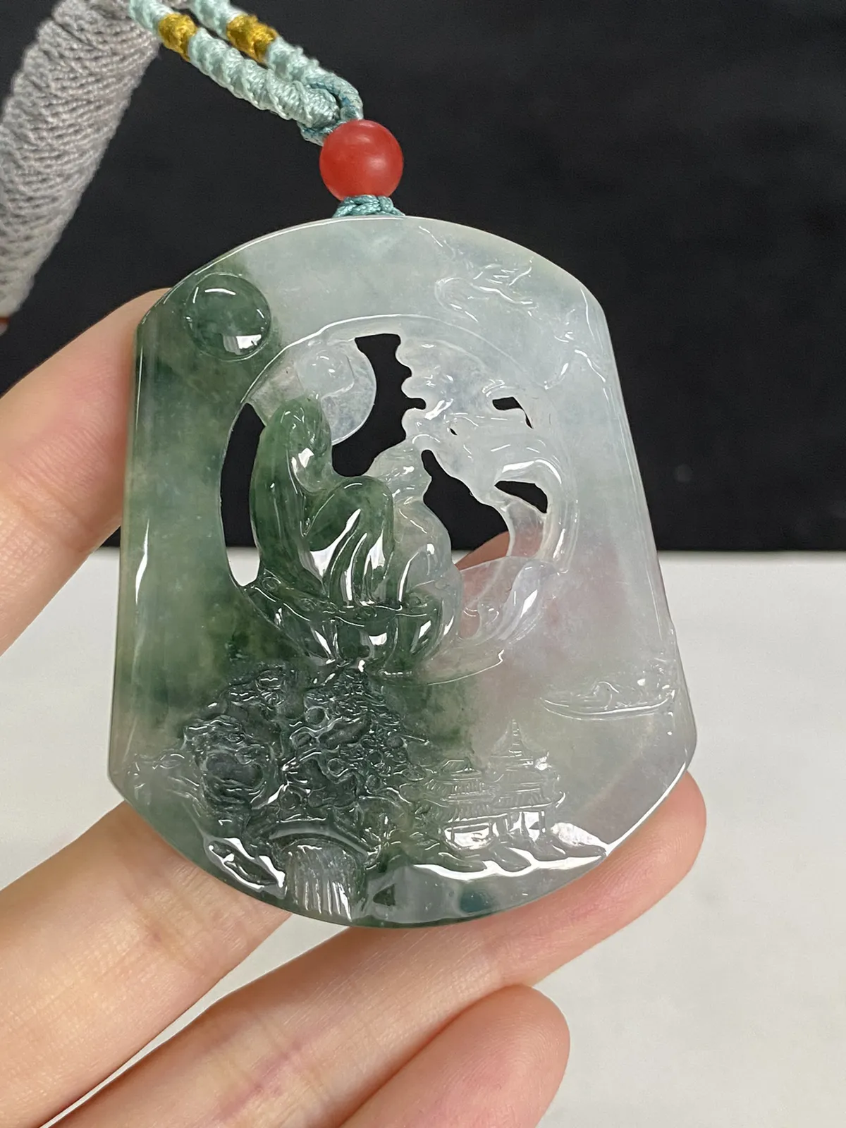 翡翠冰糯种绿色山水牌，配珠未测