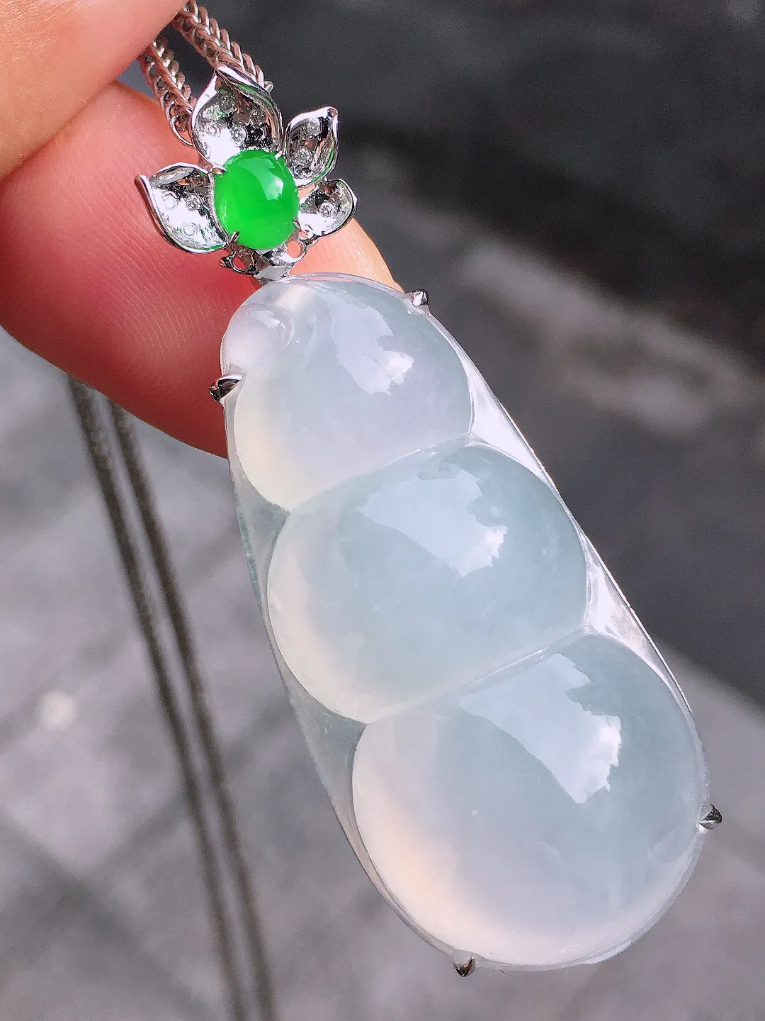 冰种福豆吊坠，玉质细腻，荧光感超
强，饱满圆润，气质满满。18k
金豪华镶嵌
