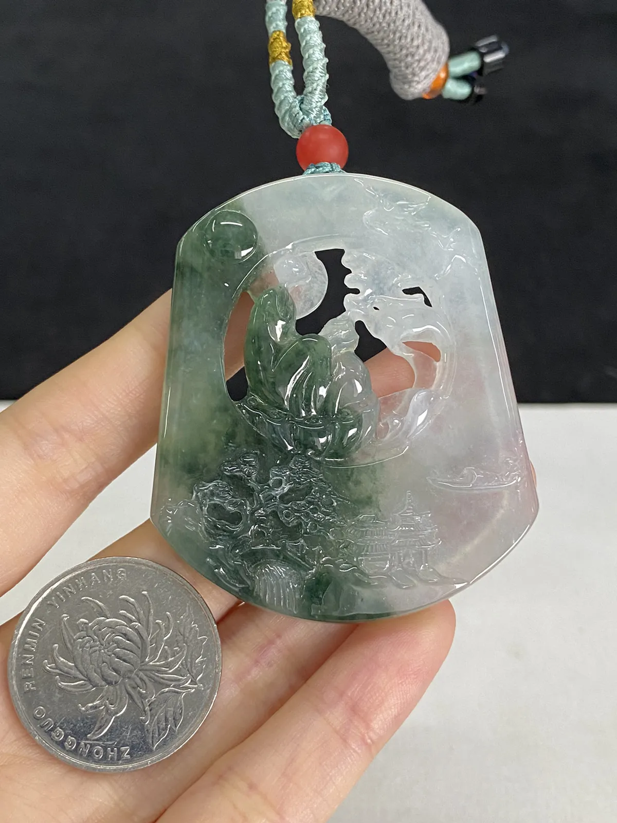 翡翠冰糯种绿色山水牌，配珠未测