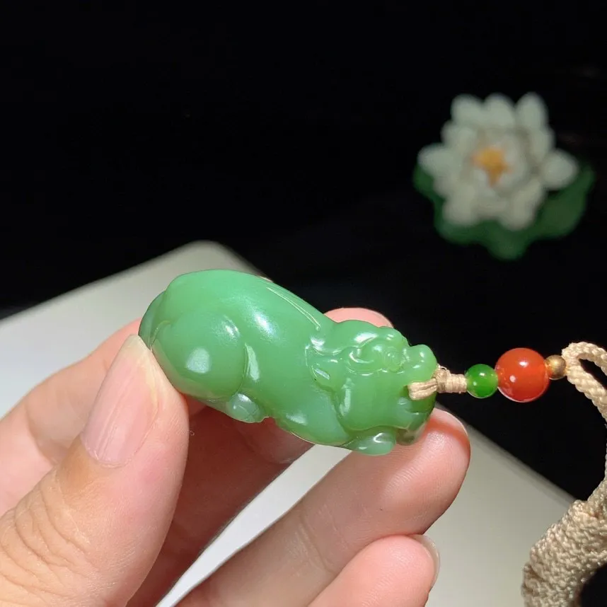 和田玉粉绿俄罗斯碧玉招财进宝貔貅挂件！尺寸40.0/17.1/19.2重20.2克，玉质细腻油润 底