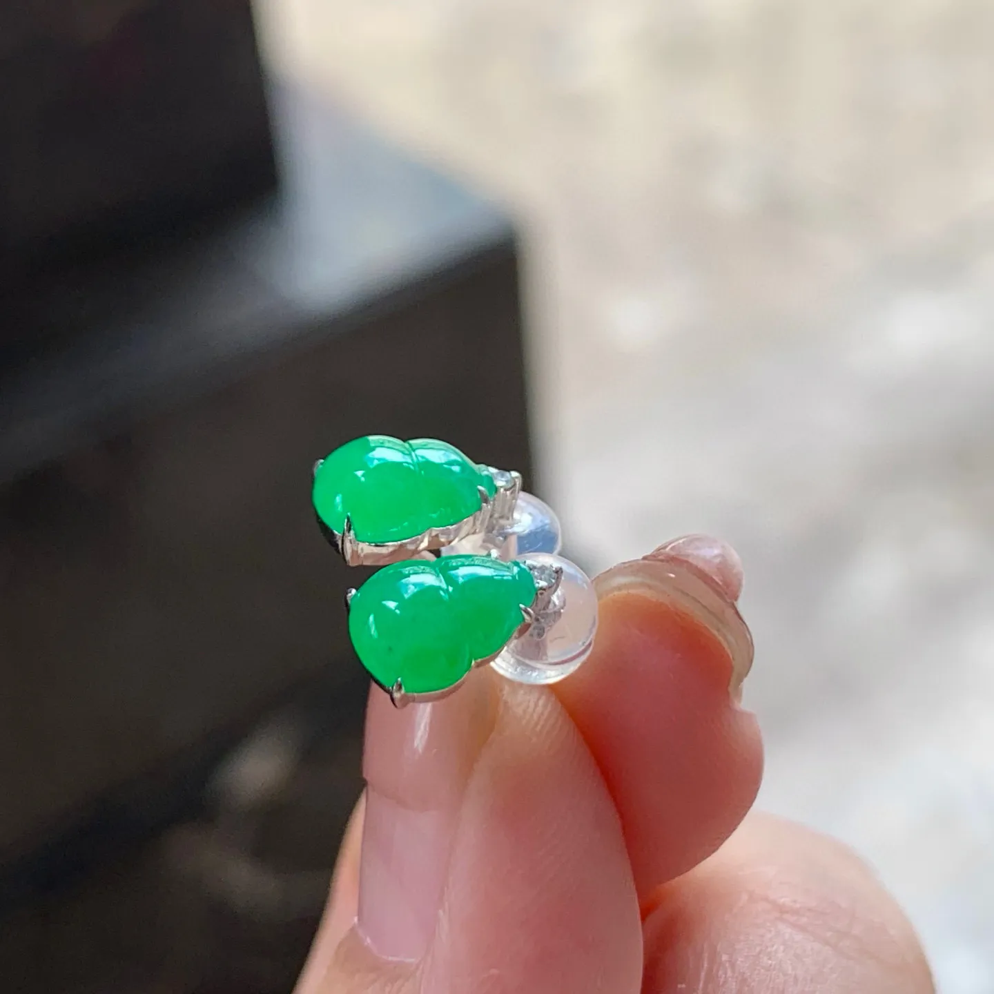阳绿葫芦耳钉
真金镶嵌 精致