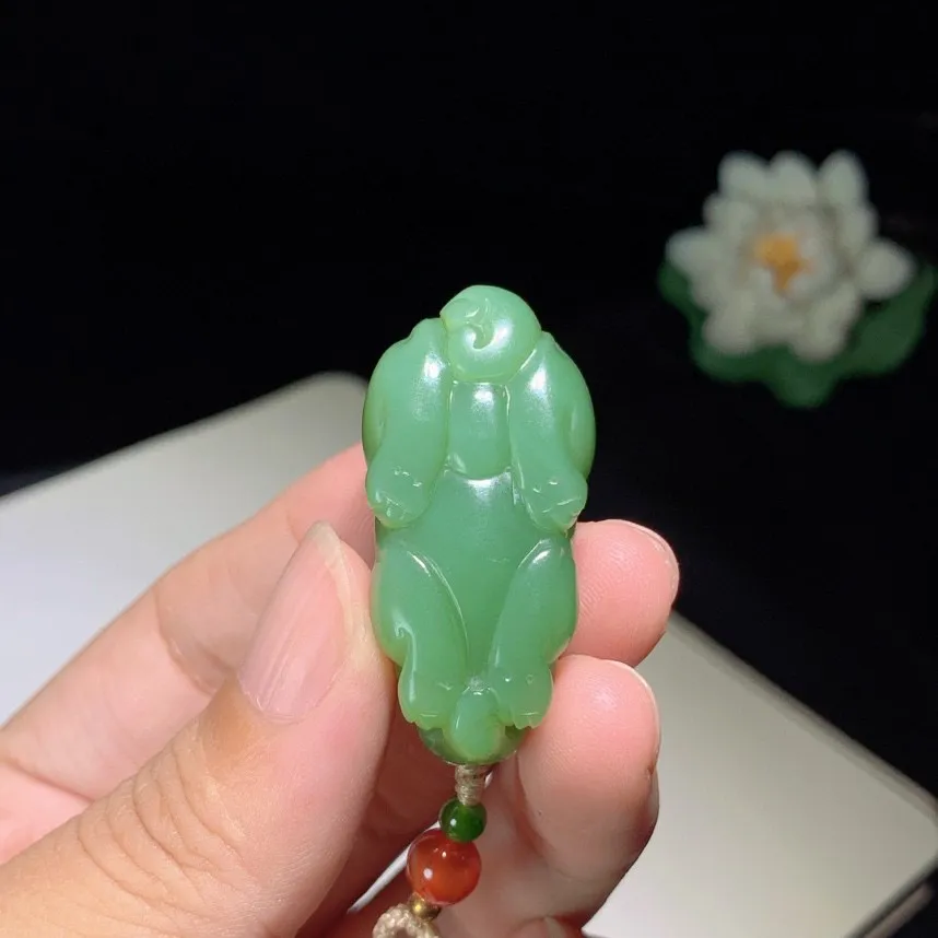 和田玉粉绿俄罗斯碧玉招财进宝貔貅挂件！尺寸40.0/17.1/19.2重20.2克，玉质细腻油润 底色纯净 脂粉好，品质好！lt250621