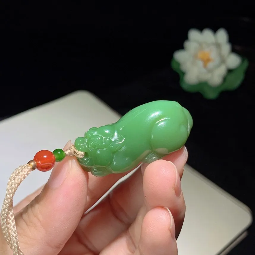 和田玉粉绿俄罗斯碧玉招财进宝貔貅挂件！尺寸40.0/17.1/19.2重20.2克，玉质细腻油润 底色纯净 脂粉好，品质好！lt250621