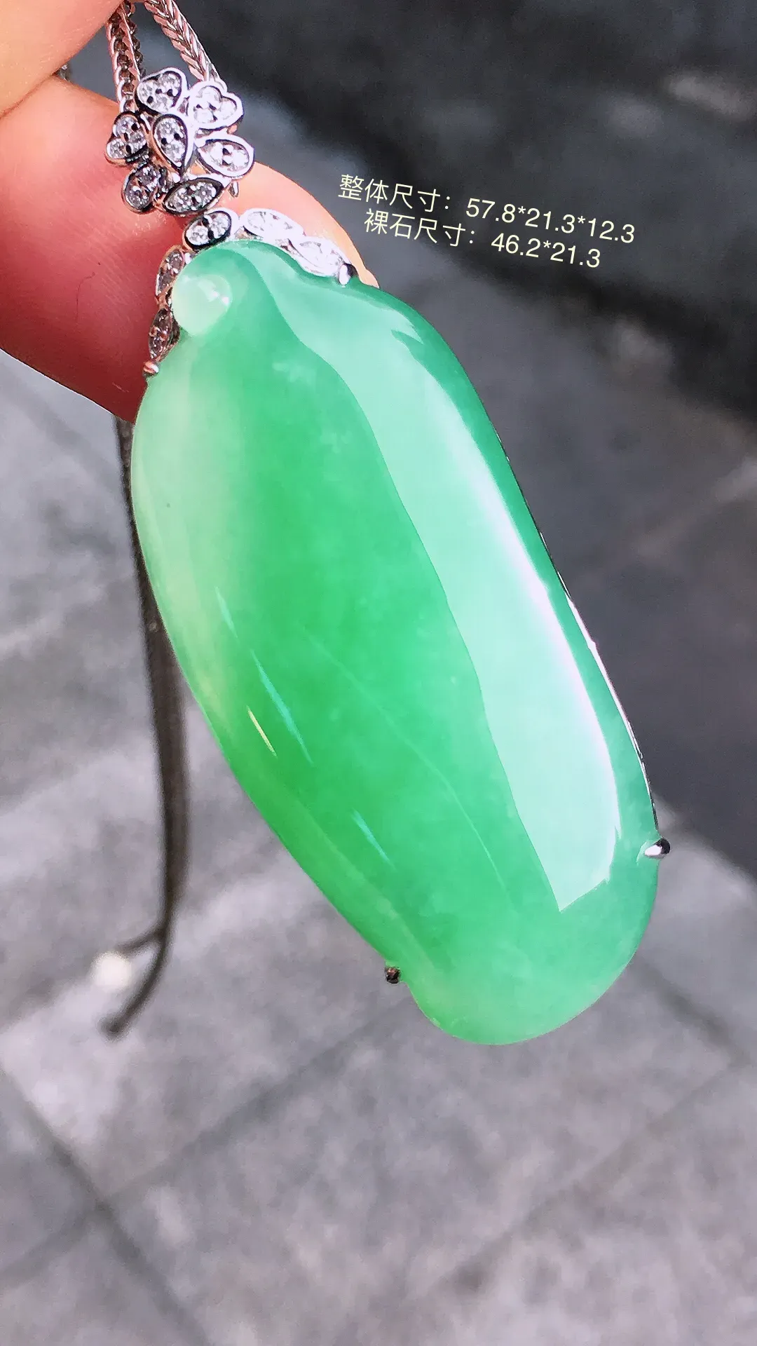 飘绿福瓜吊坠，色泽艳丽，玉质细腻，荧光感超
强，饱满圆润，气质满满。18k
金豪华镶嵌