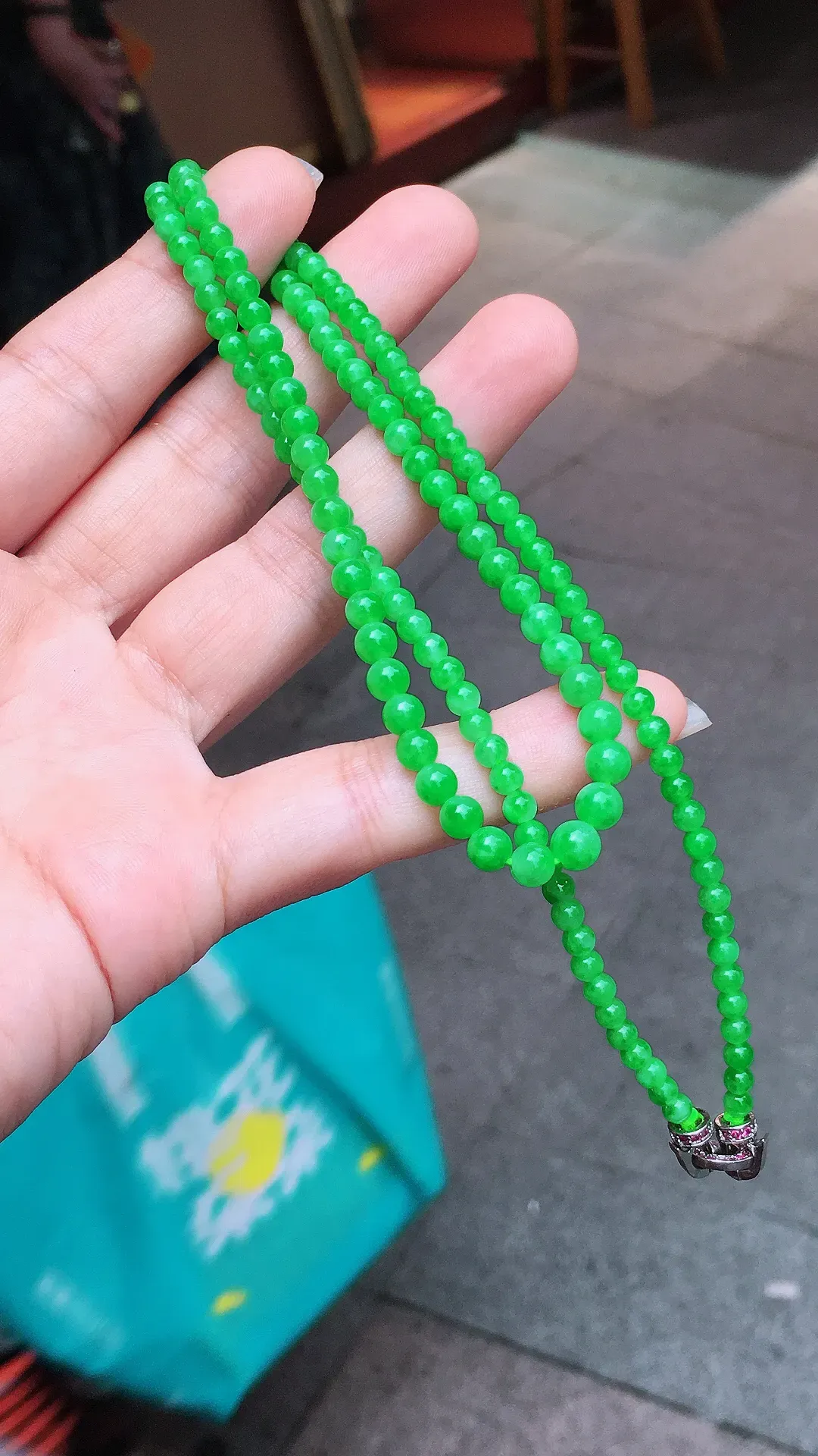 阳绿珠子项链，色泽均匀艳丽，玉质细腻，荧光感超
强，饱满圆润，气质满满。