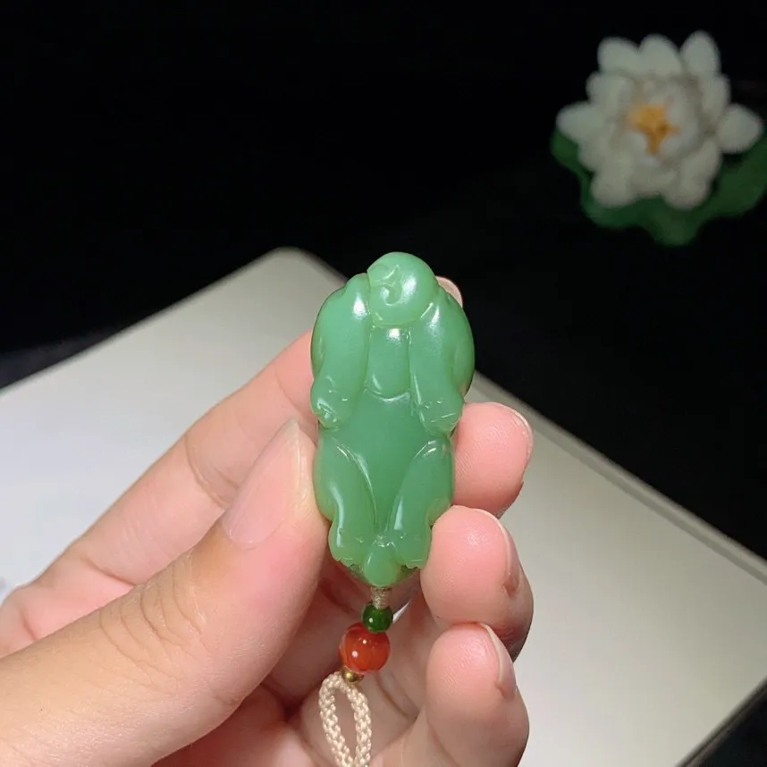 和田玉粉绿俄罗斯碧玉招财进宝貔貅挂件！尺寸40.0/17.1/19.2重20.2克，玉质细腻油润 底色纯净 脂粉好，品质好！lt250621