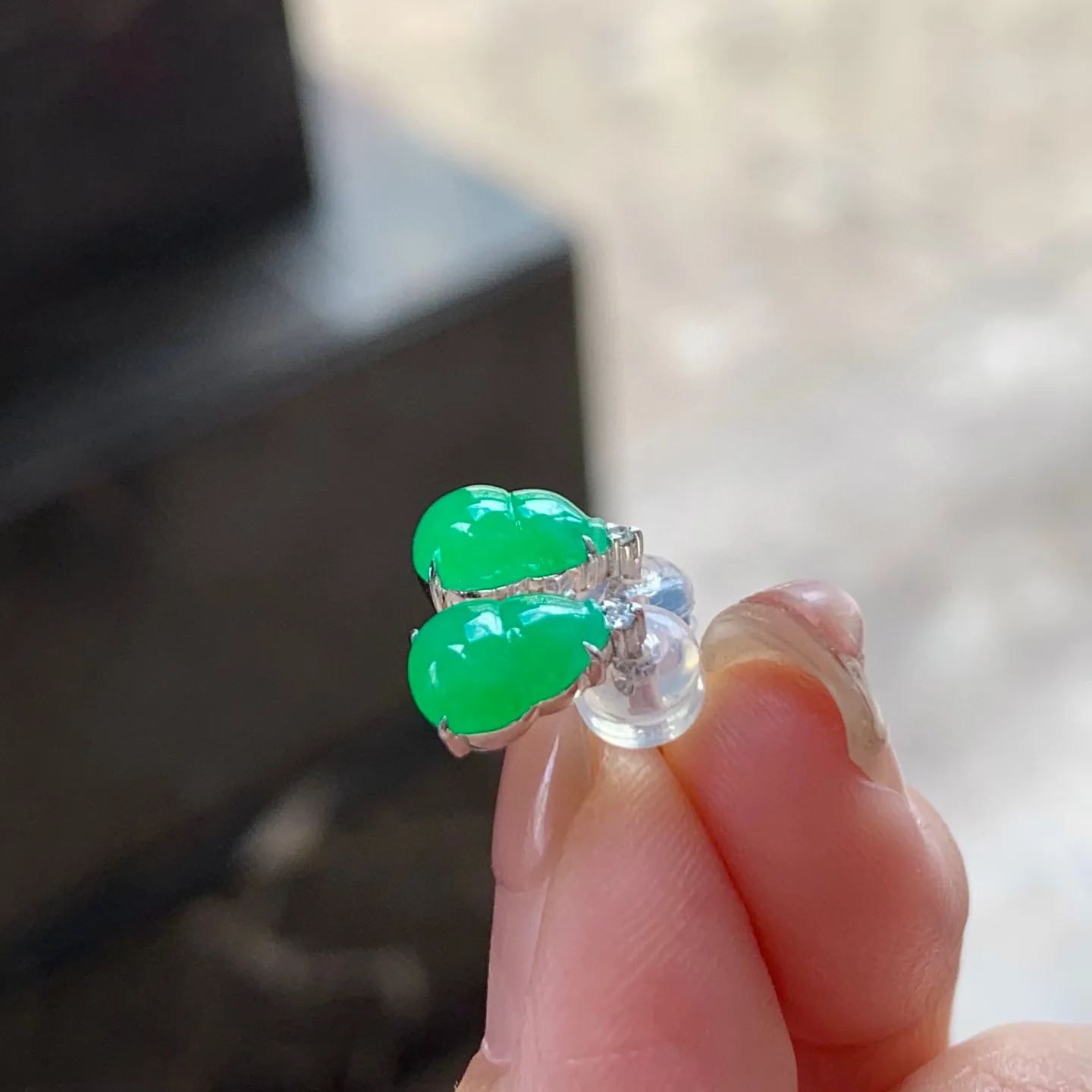 阳绿葫芦耳钉
真金镶嵌 精致