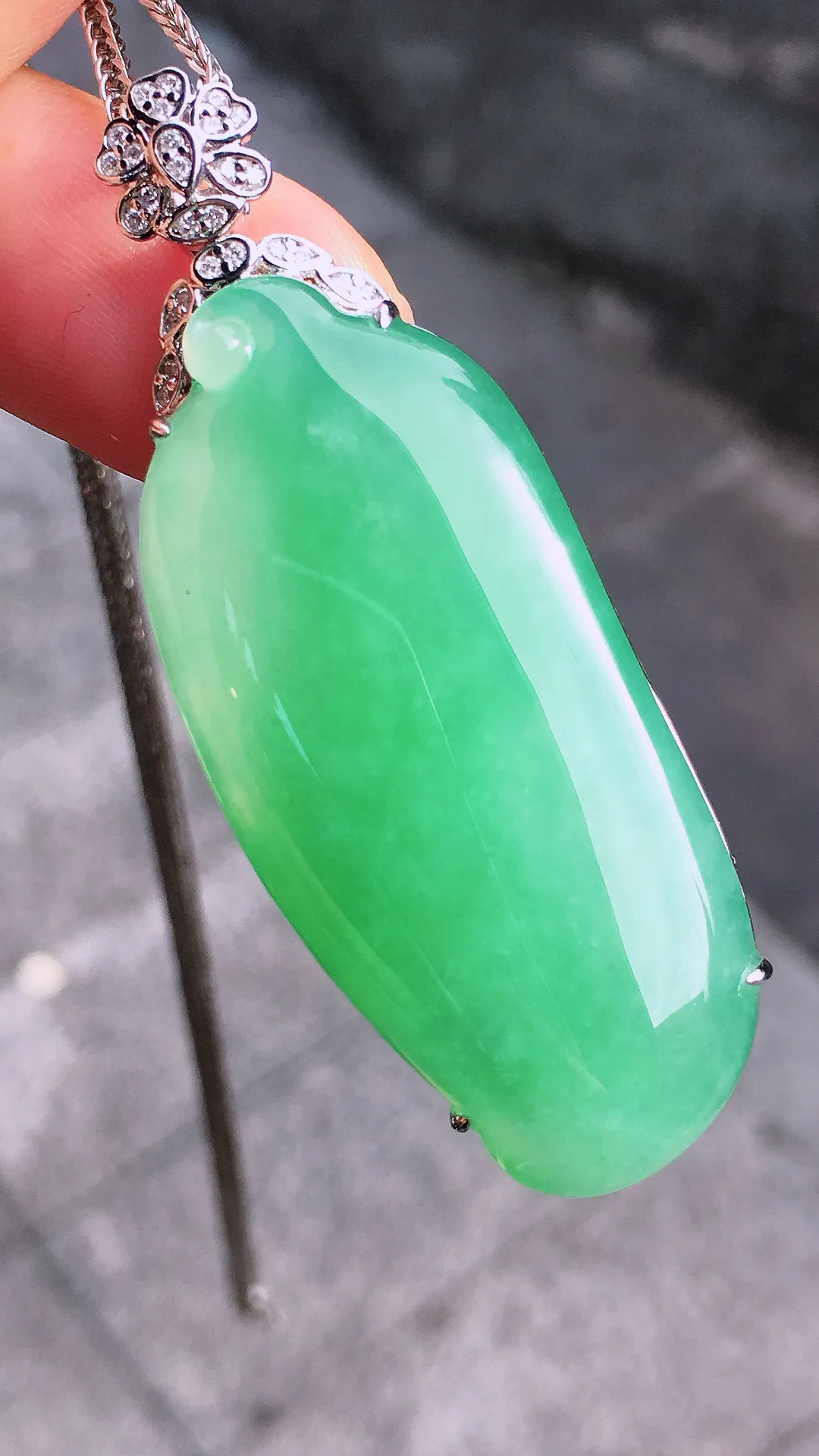 飘绿福瓜吊坠，色泽艳丽，玉质细腻，荧光感超
强，饱满圆润，气质满满。18k
金豪华镶嵌