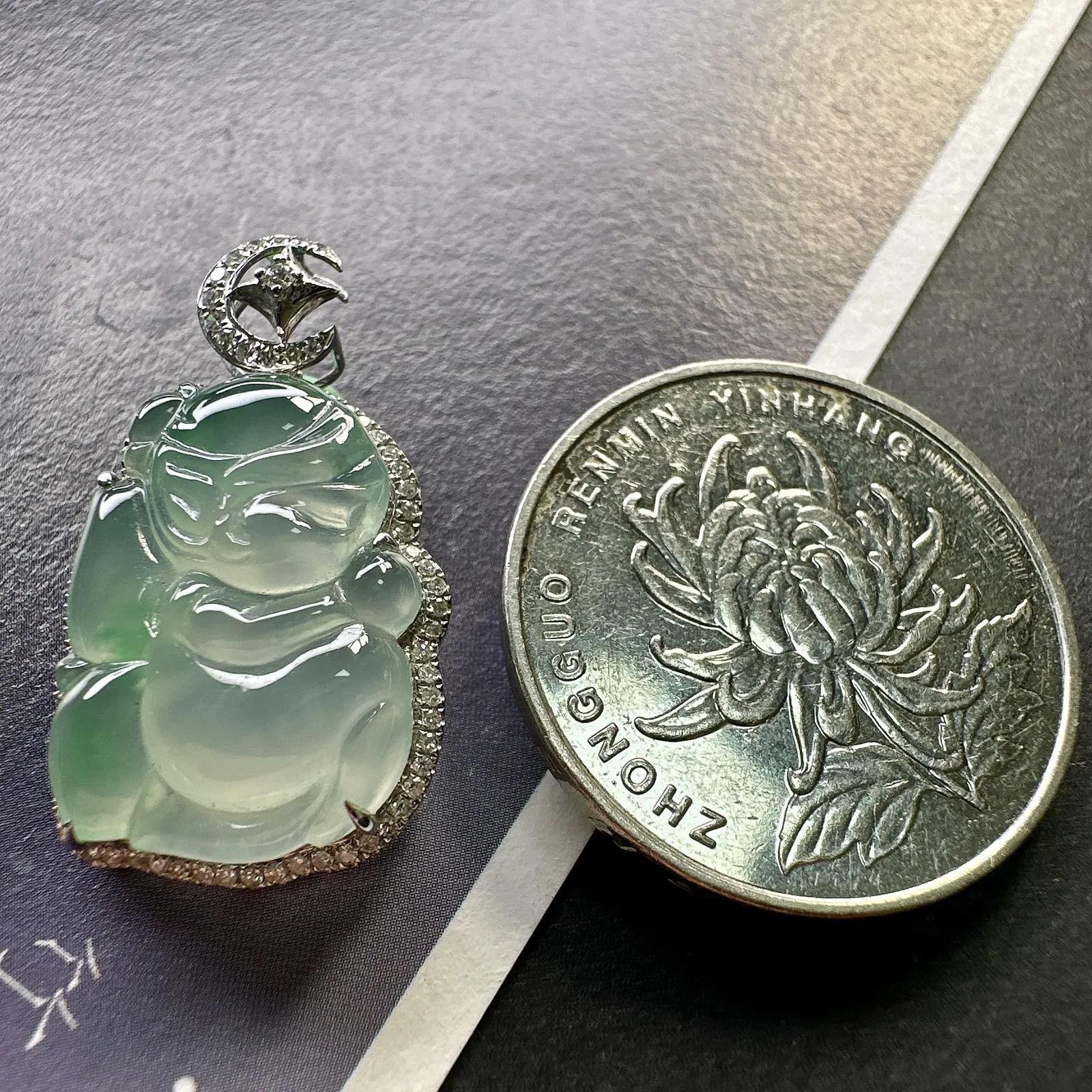 【冰种飘绿蝴蝶仙子】小可爱，小精品，18k金钻镶嵌，裸石尺寸18.3*13.4*4.7毫米，喜欢可爱造型可以考虑。