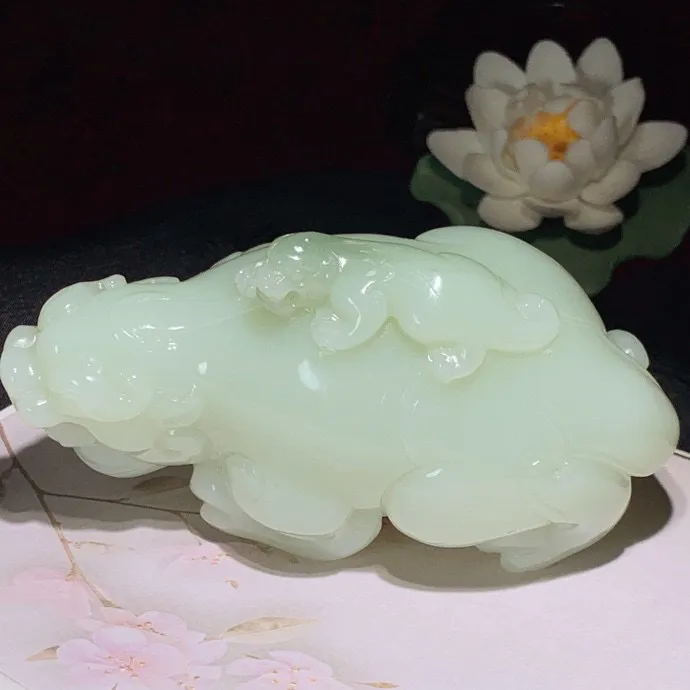 新疆且末料携子上朝貔貅摆件！尺寸117.8/56.6/54.3重457.2克，玉质细腻油润 底色纯净