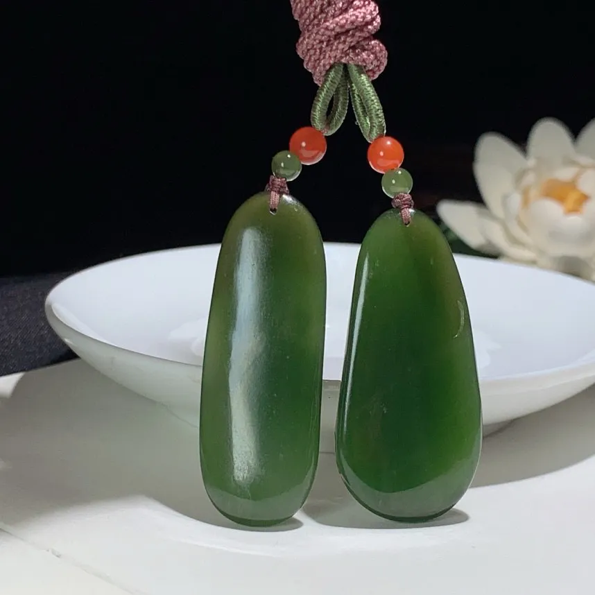 一对和田玉菠菜绿俄罗斯碧玉观音佛挂件！尺寸46/20.4/10.7重24.3克，玉质细腻油润 底色纯净 脂粉好，品质好！lt250621