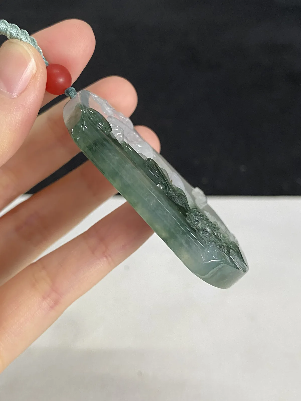 翡翠冰糯种绿色山水牌，配珠未测