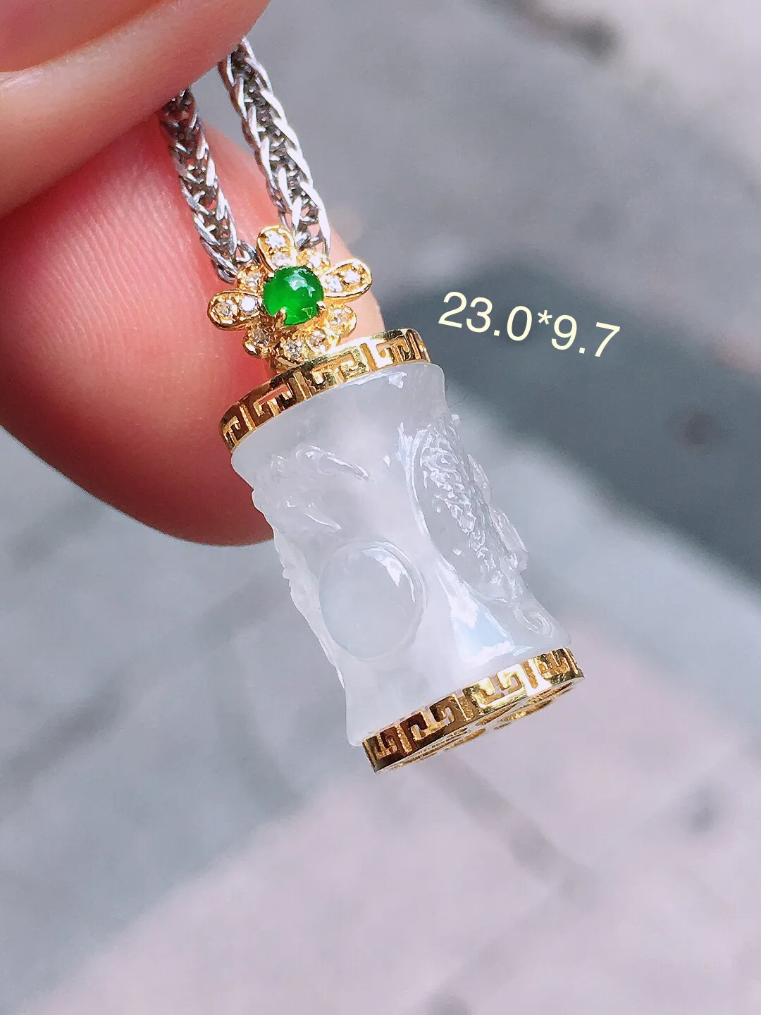 冰种龙柱吊坠，玉质细腻，荧光感超
强，饱满圆润，气质满满。18k
金豪华镶嵌