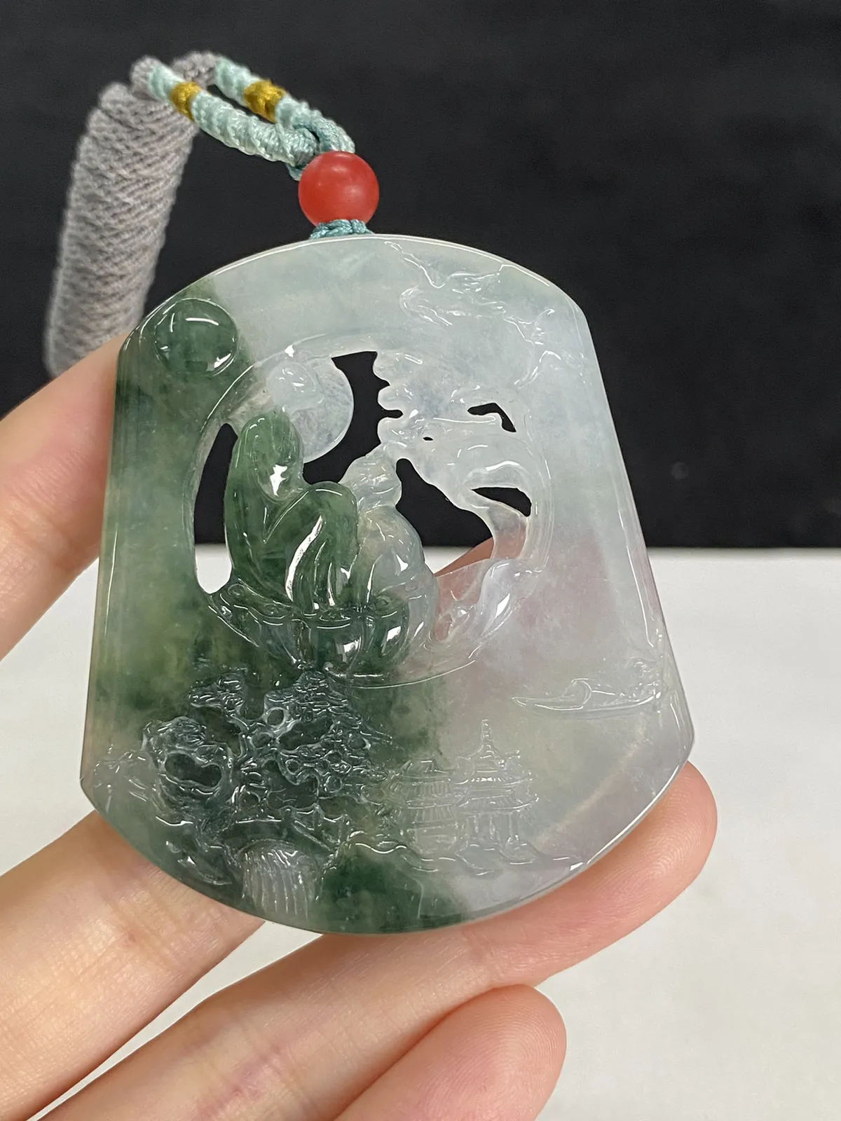 翡翠冰糯种绿色山水牌，配珠未测