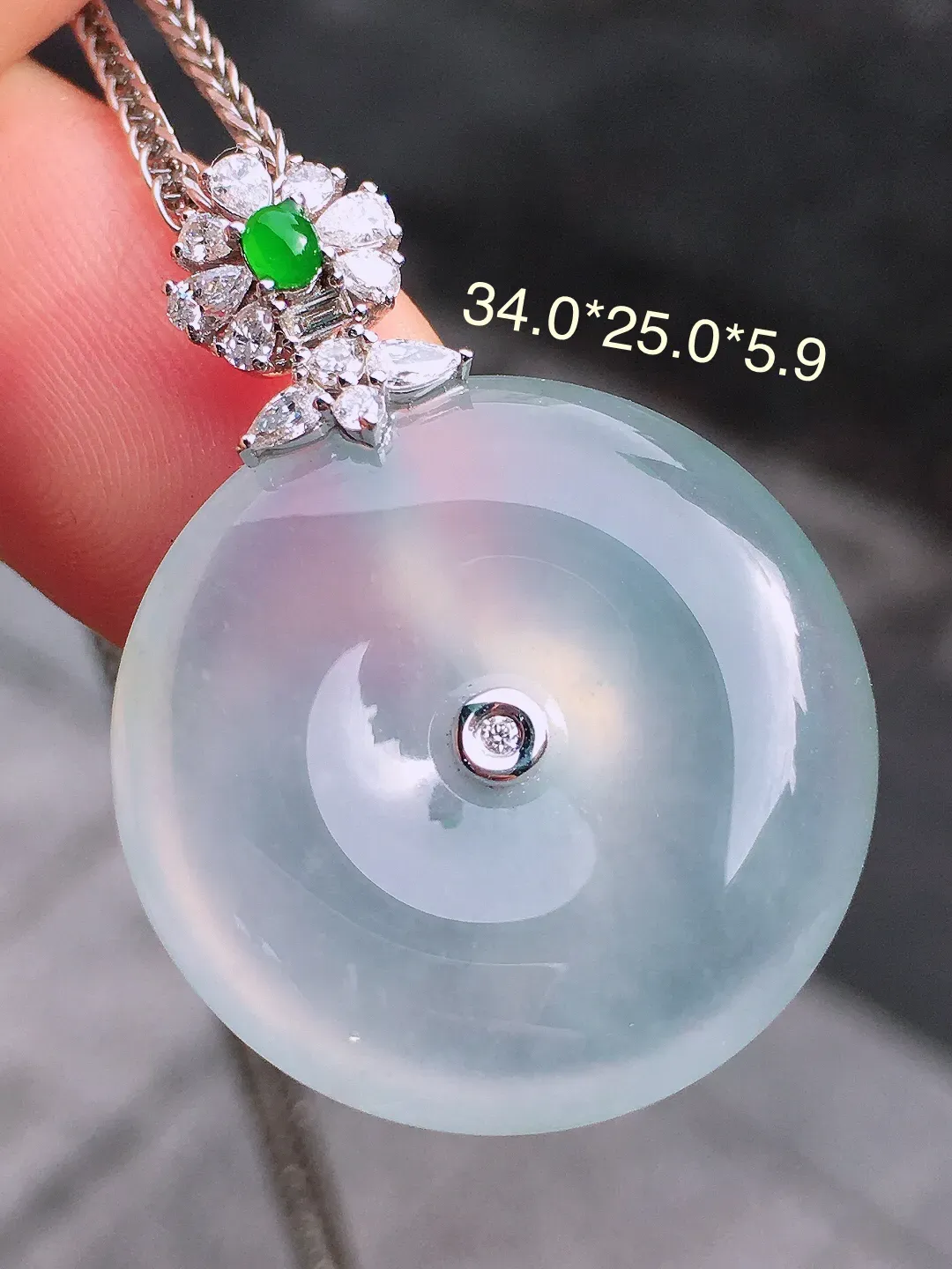 冰种平安扣吊坠，玉质细腻，荧光感超
强，饱满圆润，气质满满。18k
金豪华镶嵌