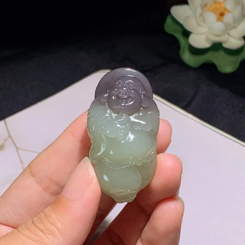 和田玉晴水加紫罗兰佛引福来挂件！尺寸46.3/24.8/19.2重30.1克，玉质细腻油润 底色纯净 脂粉好，品质好！lt250621