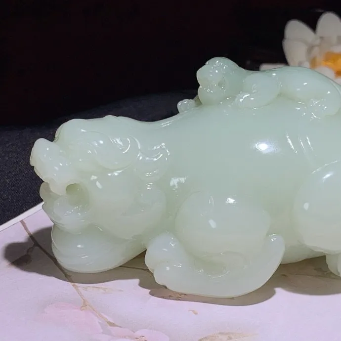 新疆且末料携子上朝貔貅摆件！尺寸117.8/56.6/54.3重457.2克，玉质细腻油润 底色纯净 脂粉好，品质好！lt250621