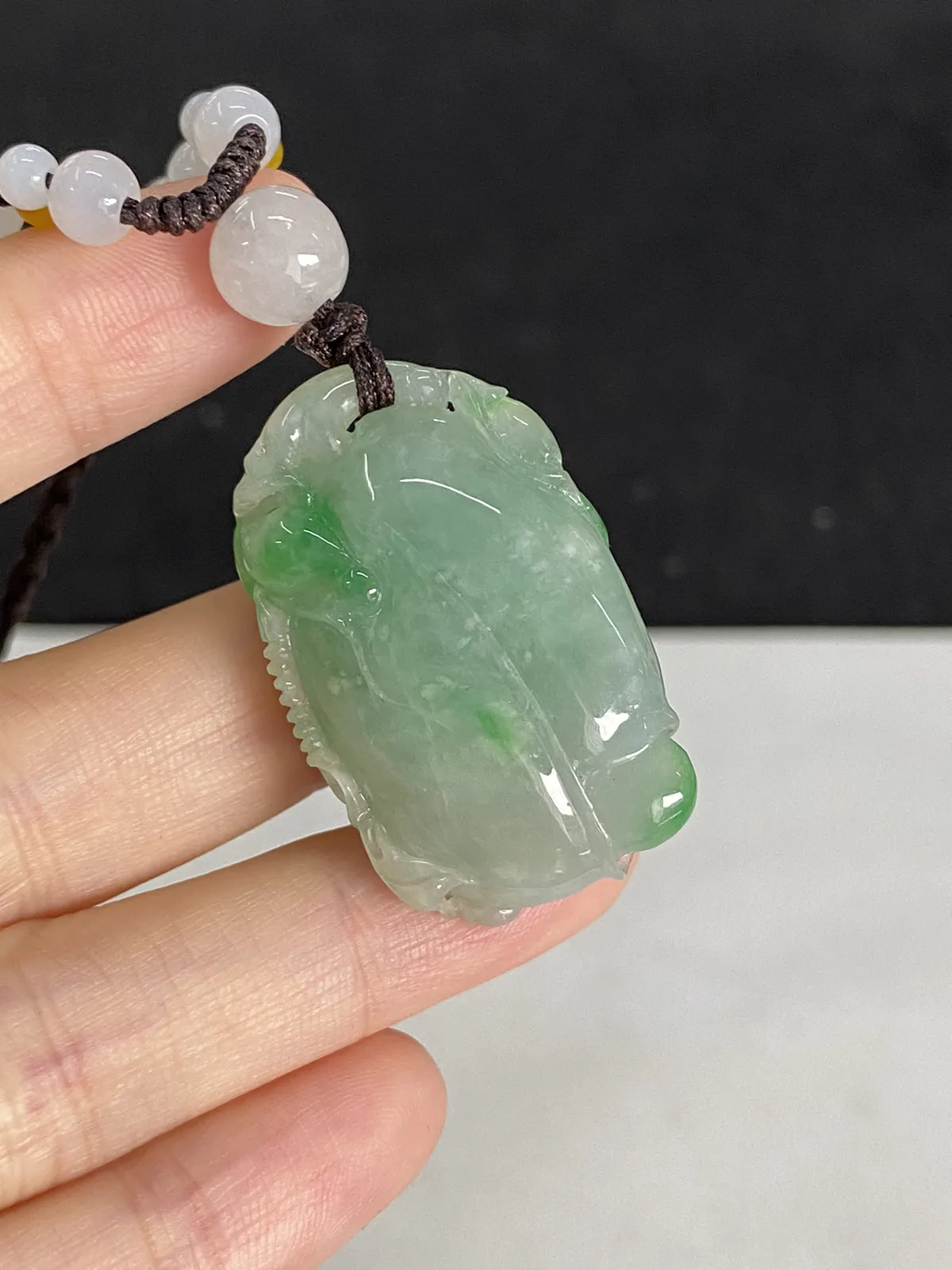 翡翠冰糯种飘绿吊坠，配珠未测