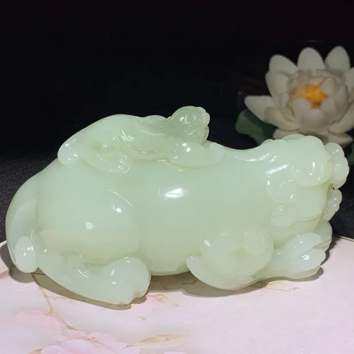 新疆且末料携子上朝貔貅摆件！尺寸117.8/56.6/54.3重457.2克，玉质细腻油润 底色纯净 脂粉好，品质好！lt250621