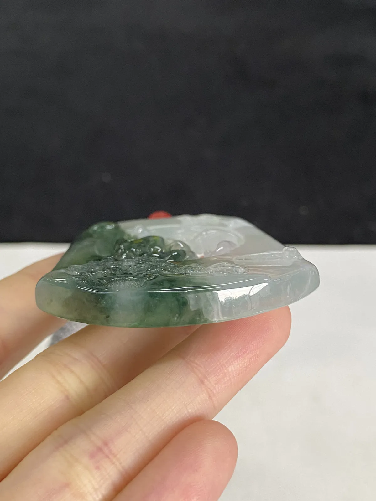 翡翠冰糯种绿色山水牌，配珠未测