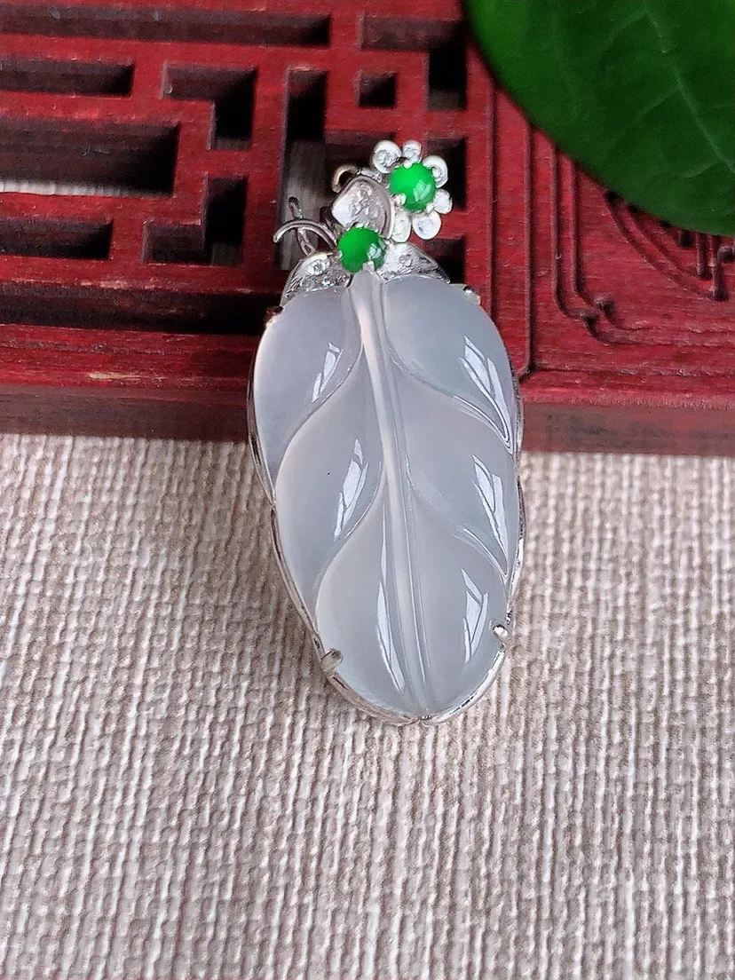 a货翡翠老坑冰种18K金伴钻镶嵌白月光叶子金枝玉叶吊坠 尺寸37×24.2×13.7×7mm 重量4