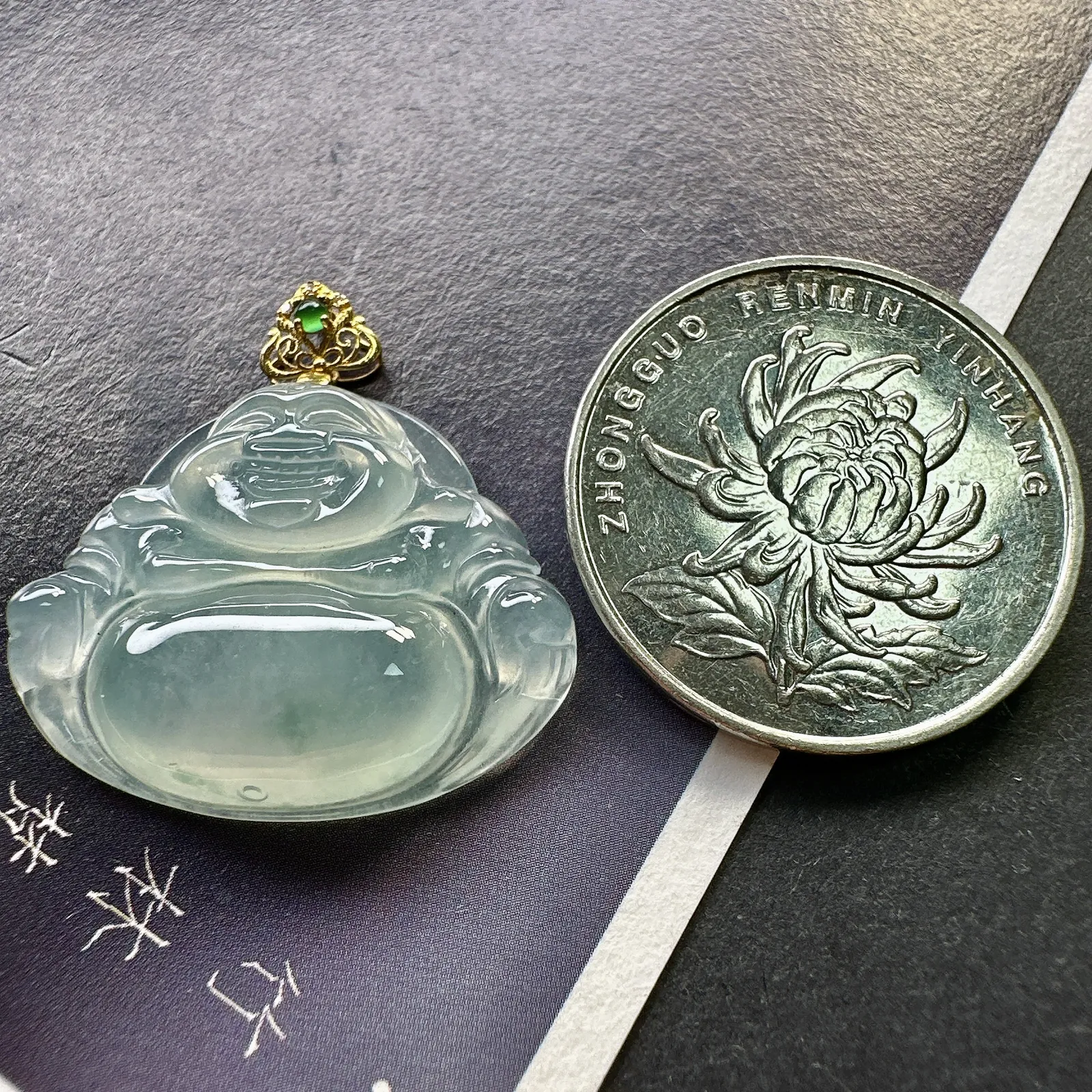 【冰种正装佛公】质地细腻，晶莹剔透，冰感十足，通透闪亮，18k金钻镶嵌，裸石尺寸21.2*27*5.6毫米