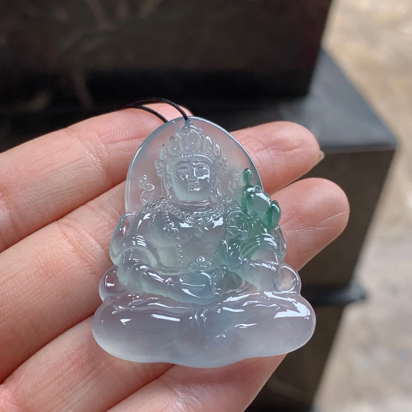 冰种飘绿牌子 佩戴大气，雕工精细