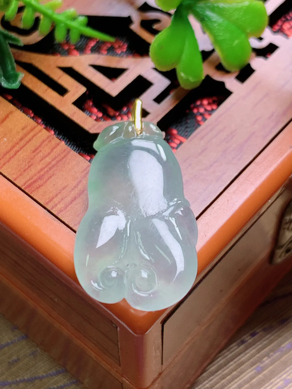 精品推荐，缅甸天然A货翡翠，18K金扣镶嵌冰种佛手吊坠，种水好，颜色鲜艳，玉质水润细腻，工艺精湛，佩戴效果更佳。