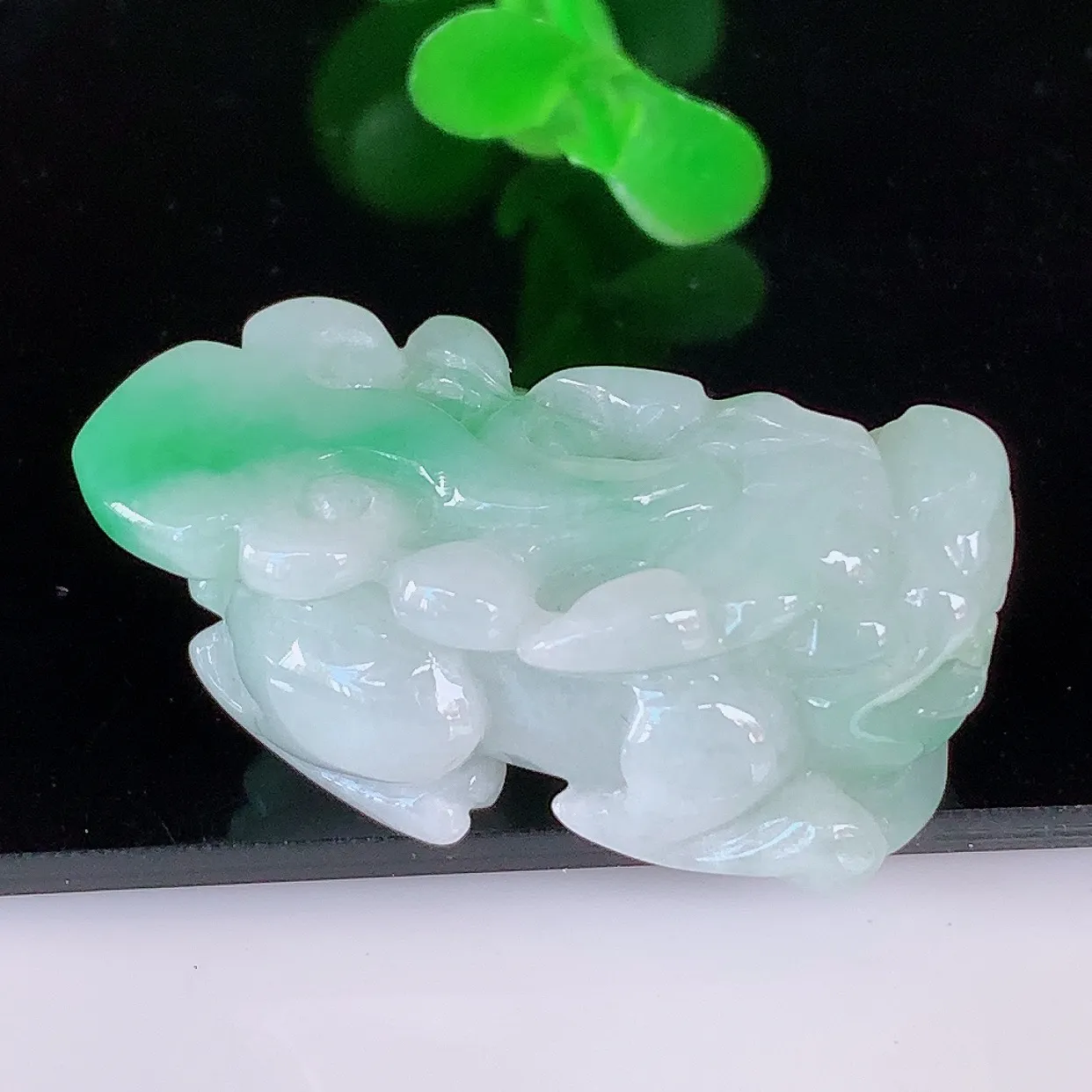自然光实拍，冰润冰糯种飘阳绿翡翠招财貔貅吊坠，民间有“一摸貔貅运程旺盛，再摸貔貅财运滚滚，三摸貔貅平步青云 ”的美好祝愿。#87.21