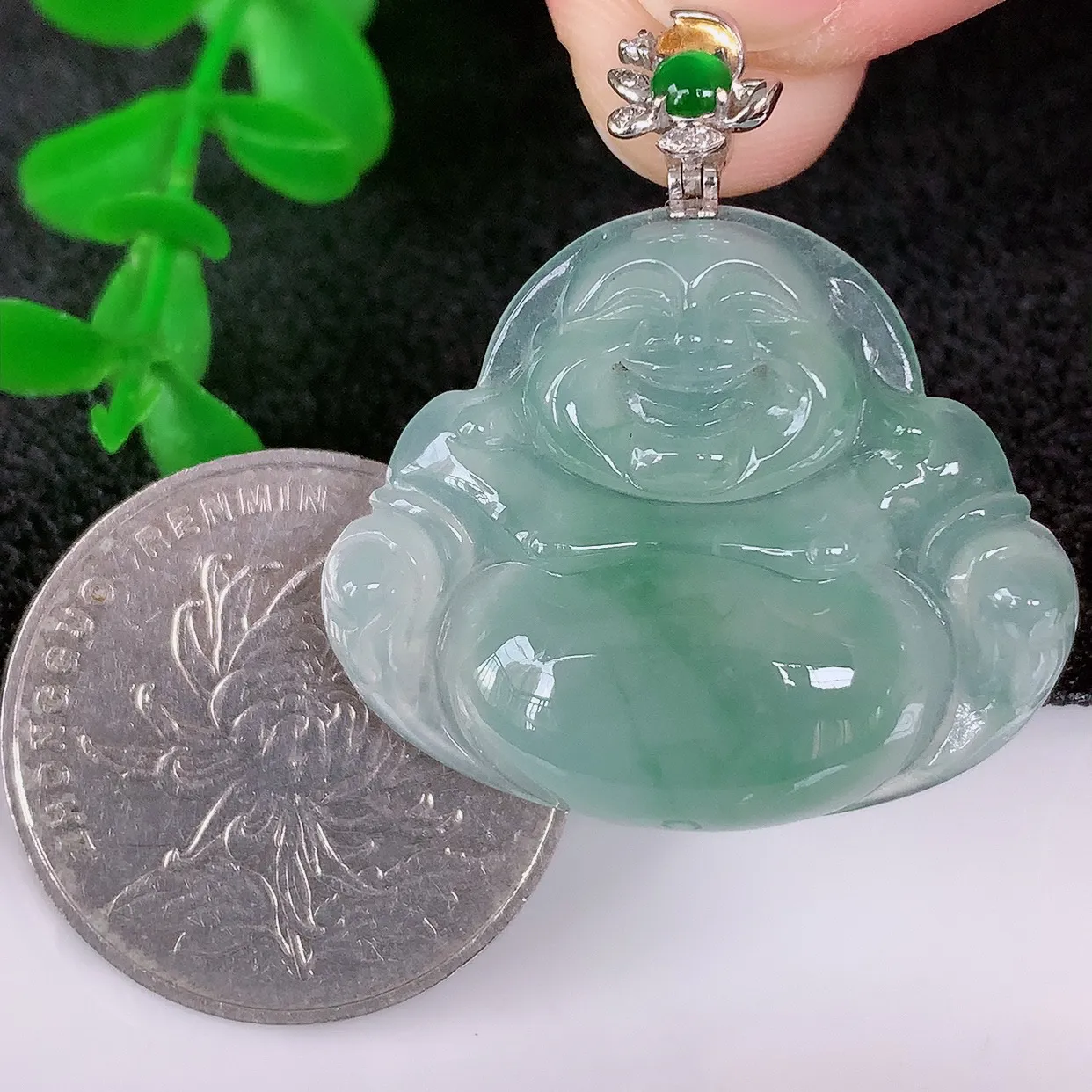 自然光实拍，18K金镶嵌冰种飘绿翡翠佛公吊坠，冰透饱满， 佛公亦保平安，寓意有福（佛公）相伴，品相佳，配戴优雅迷人！#99.21整体34.2*裸石25*31*6