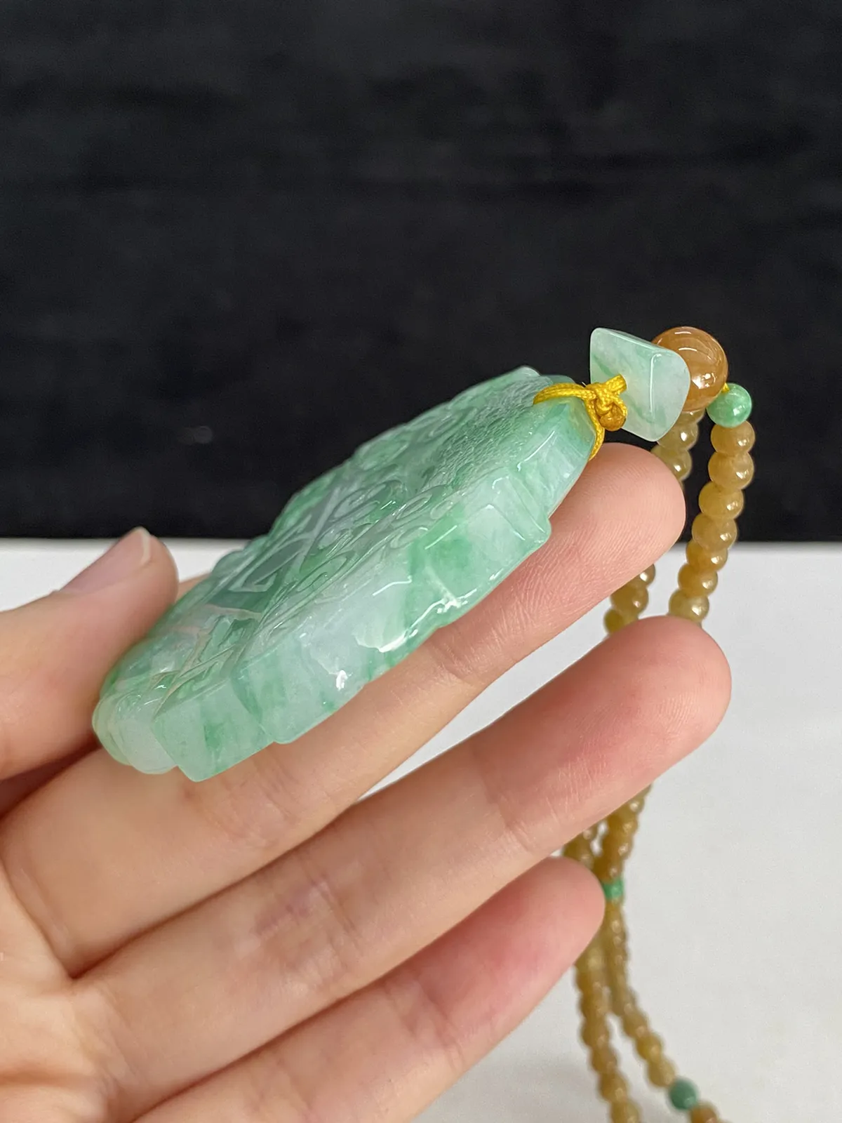 翡翠冰糯种飘绿平安扣，配珠未测